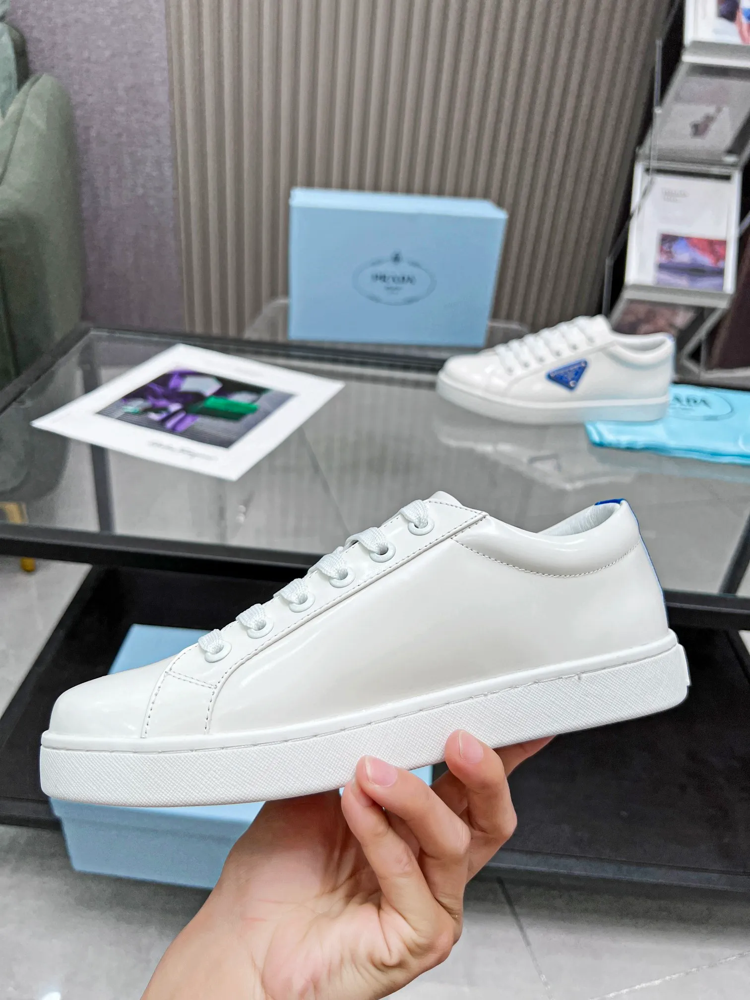 👟👟Ex-factory price 440👟👟 Men's size +10 🔥🔥🔥4044 Louis Vuitton official website synchronized couple sneakers, this Run Away sneaker is made of calf leather and Monogram nylon print plus technical rubber outsole, LV letters are written on the side, and LV Circle is engraved on the metal shock-absorbing structure Logo, hidden insole subtly increases the height, reproducing the classic design of Louis Vuitton shoe series. Sizes for women are 35-42, men’s sizes are 39-46.